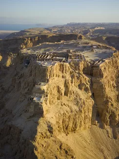 ユダヤ砂漠にあるマサダの上空からの眺め。左奥に死海が広がり、遠方にヨルダンを眺める